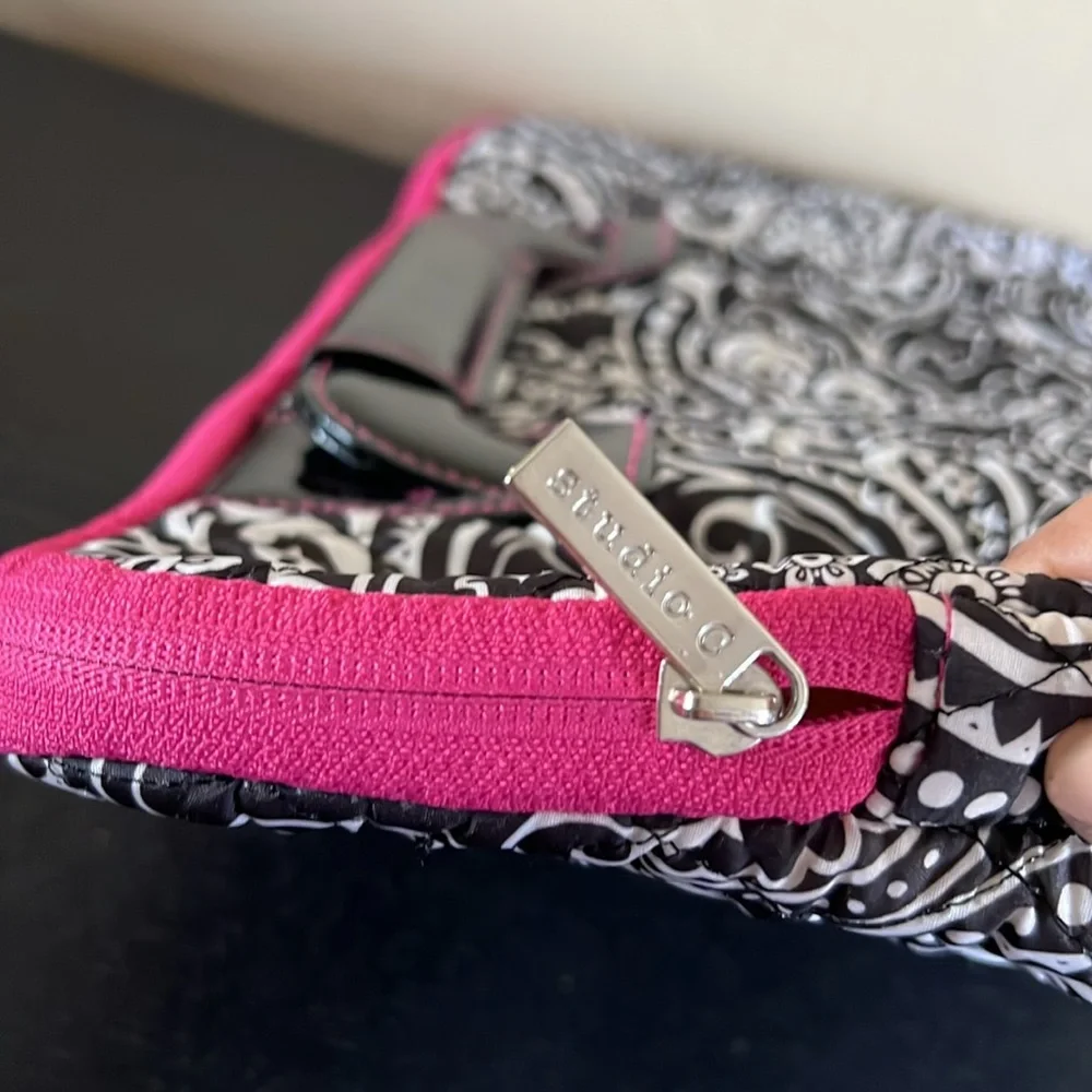 New Studio C Fresh as a Paisley Laptop/Ipad Sleeve Black/White paisley + pin…